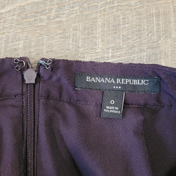 BANANA REPUBLIC | Laser Cut Pencil Skirt | Sz. 0 - Picture 7 of 8